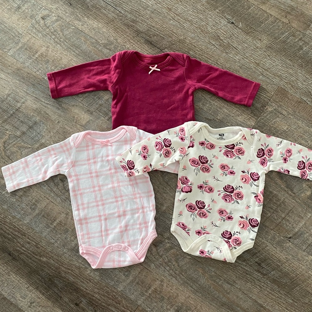 Long sleeve baby bodysuits 0-3m.